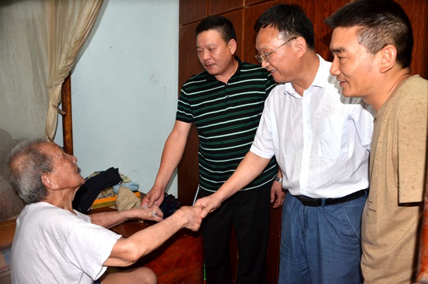 慰問黨員傳真情——市直機關工委走訪慰問省級黨內關懷幫扶黨員